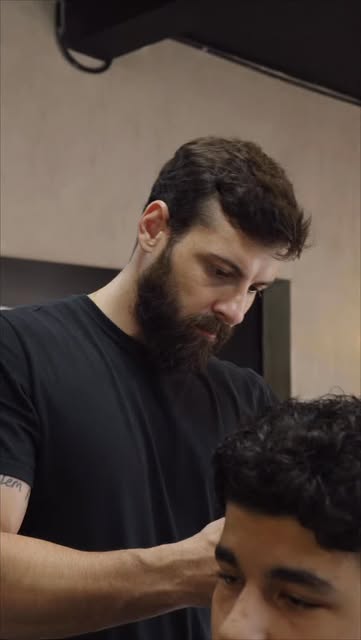 Barbeiro da equipe durante um atendimento