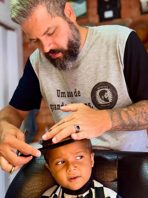 Atendimento infantil na Almeida Barbearia